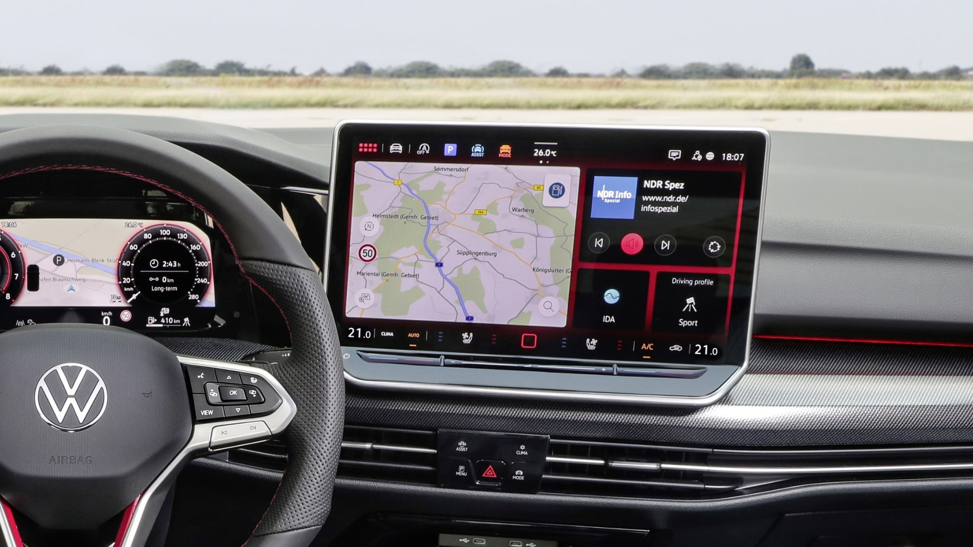 Le système d'infodivertissement à écran tactile de 12,9 pouces de la Volkswagen Golf GTI 2025