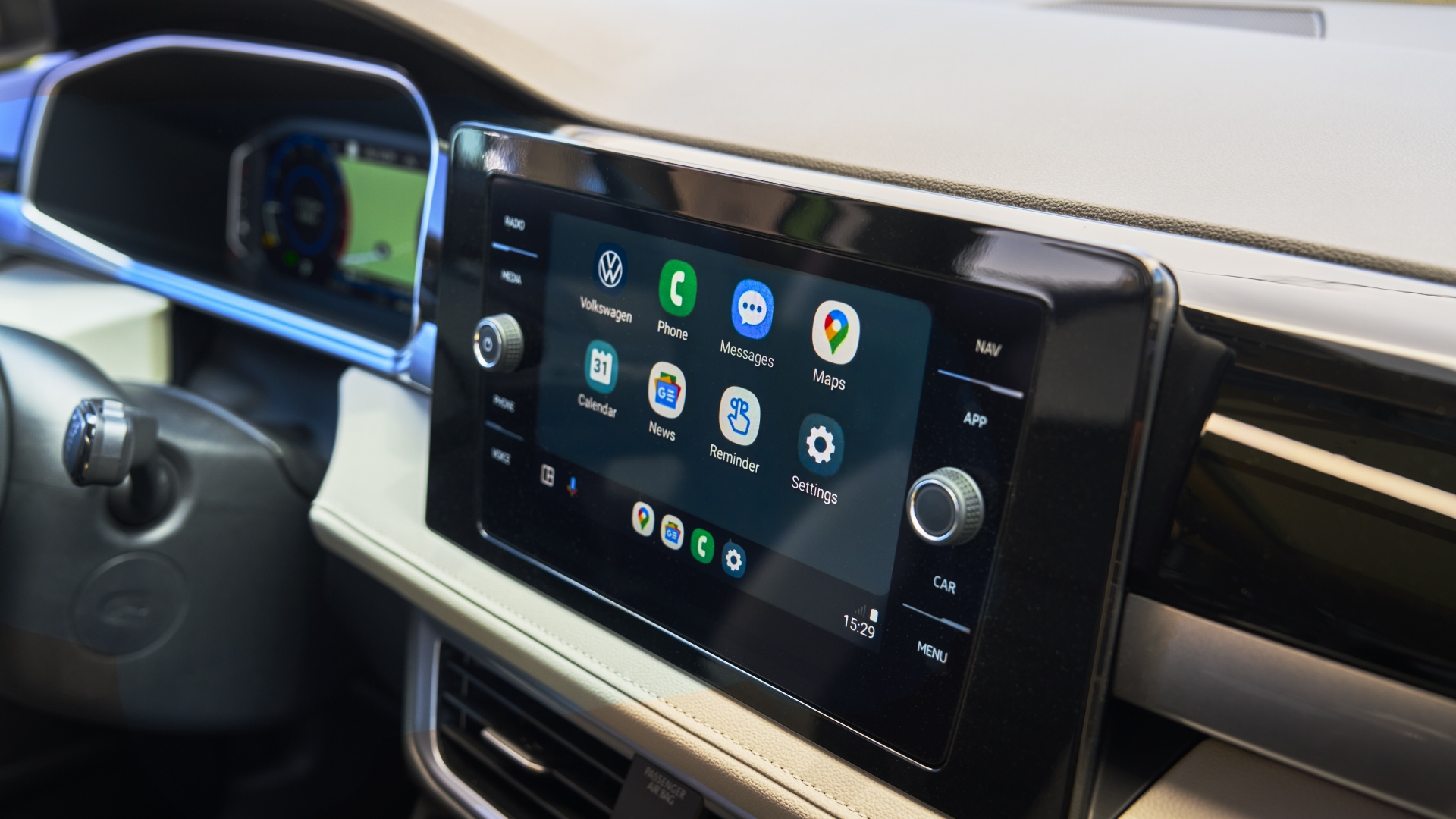 Vue du tableau de bord central du Taos 2025 montrant un écran tactile flottant de 8 pouces, avec Apple CarPlay et Android Auto sans fil pour l'intégration de smartphone.