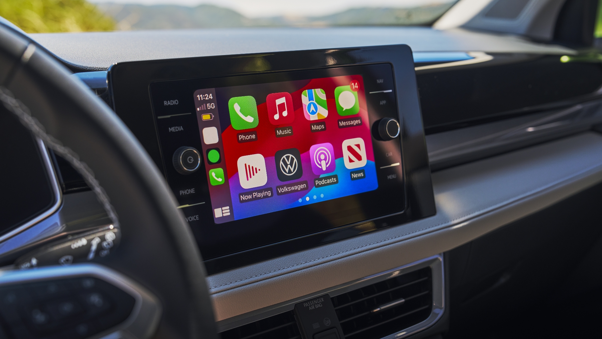 Vue du tableau de bord central du Taos 2025 montrant un écran tactile flottant de 8 pouces, avec Apple CarPlay et Android Auto sans fil pour l'intégration de smartphone.